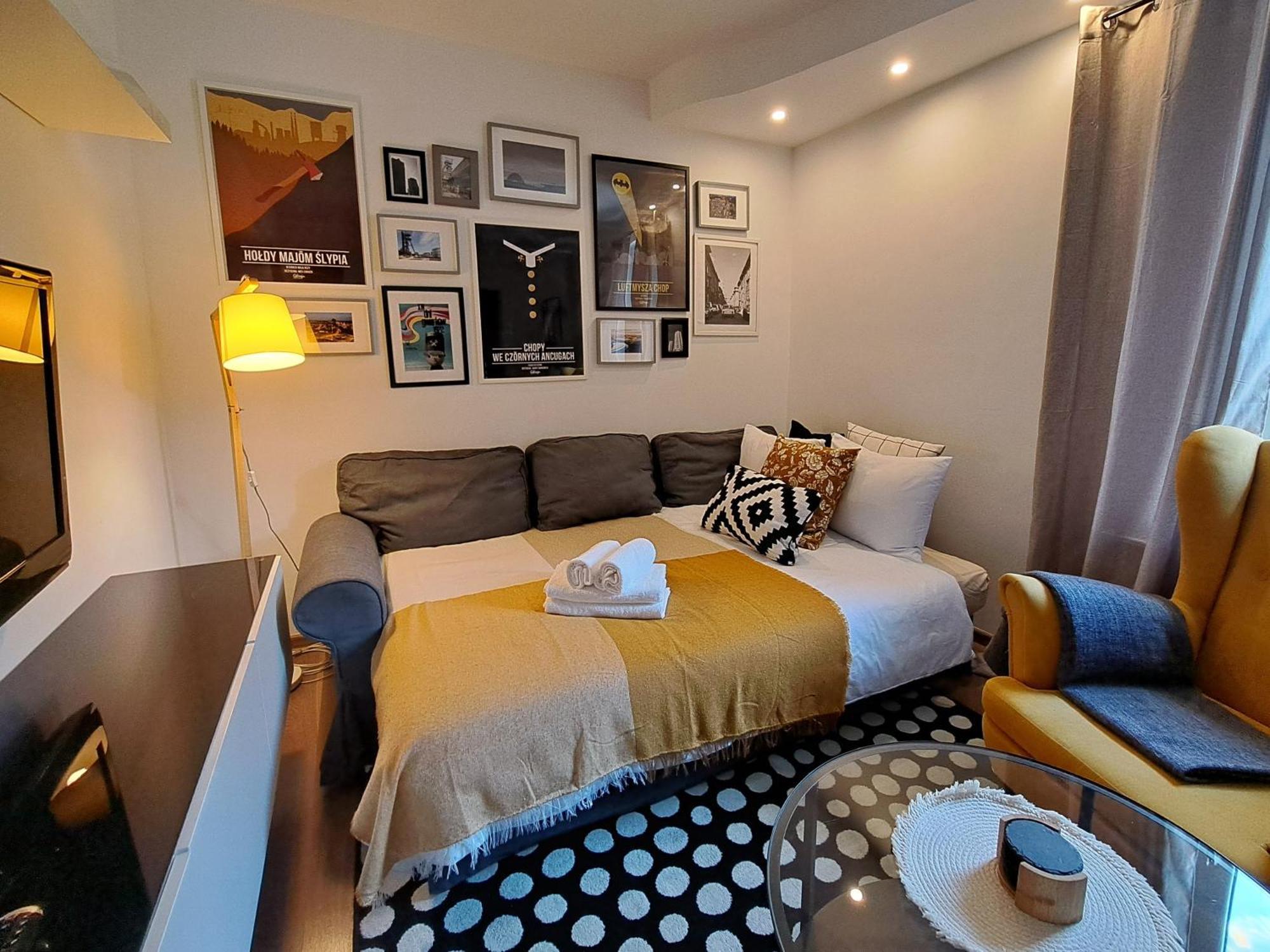 Gryfny Familok Apartment คาโตวีตเซ ภายนอก รูปภาพ