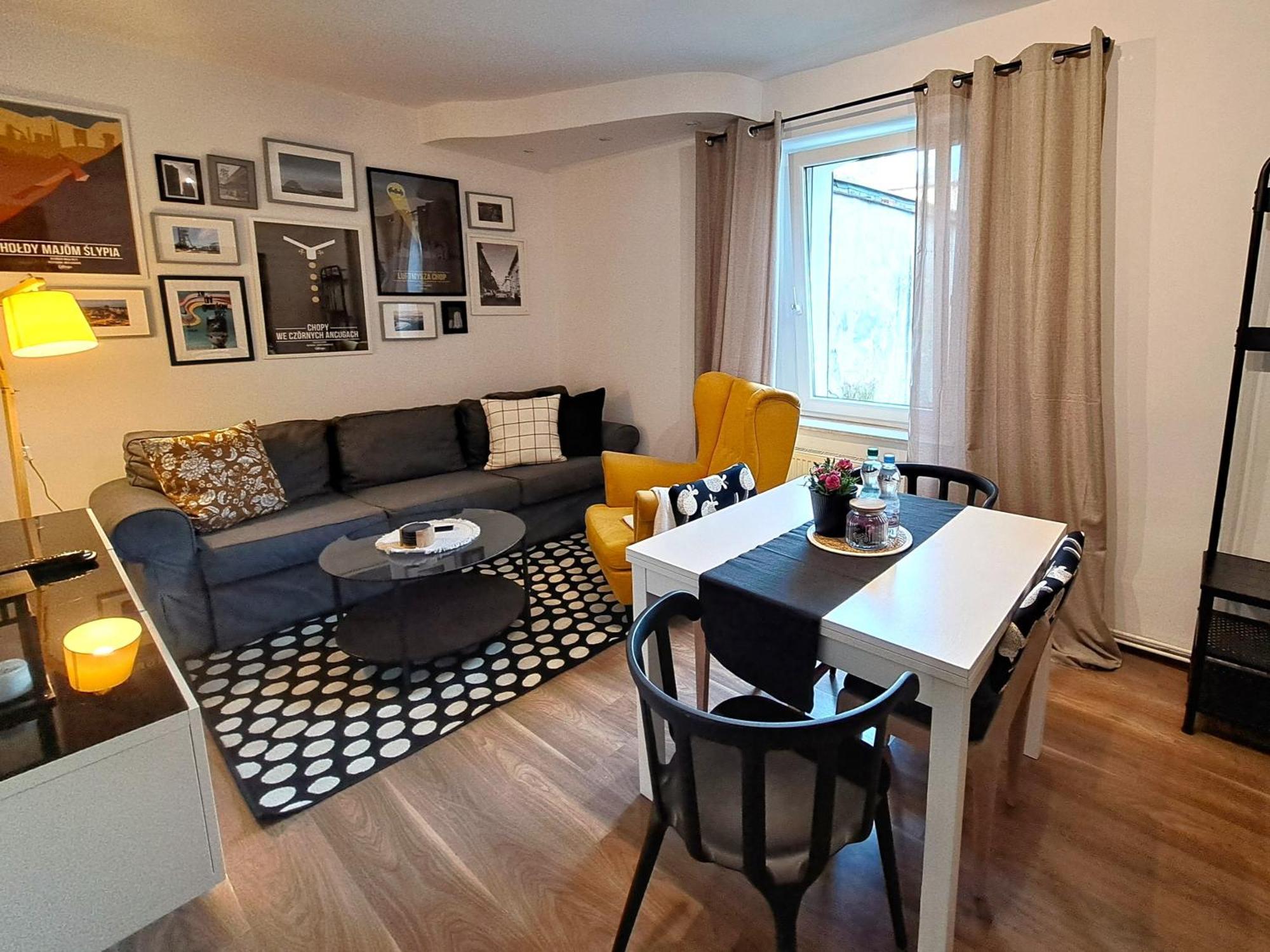 Gryfny Familok Apartment คาโตวีตเซ ภายนอก รูปภาพ
